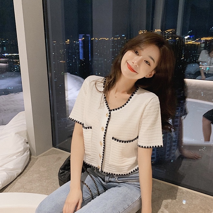 CHICCFASHION ครอปไหมพรม กระดุมทอง