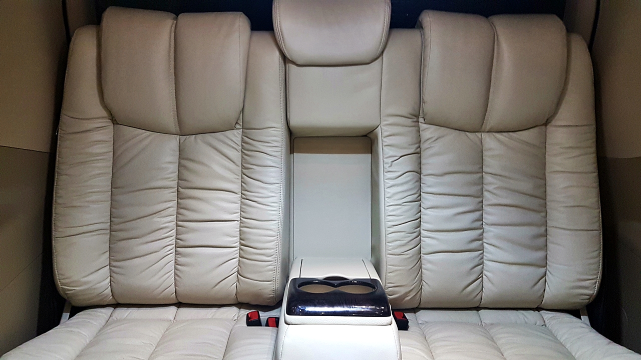 HYUNDAI H-1 DELUXE [ เบาะ vip + ท้าย 60:40 + กุหลังคา + พรม ] - ฮว 8962