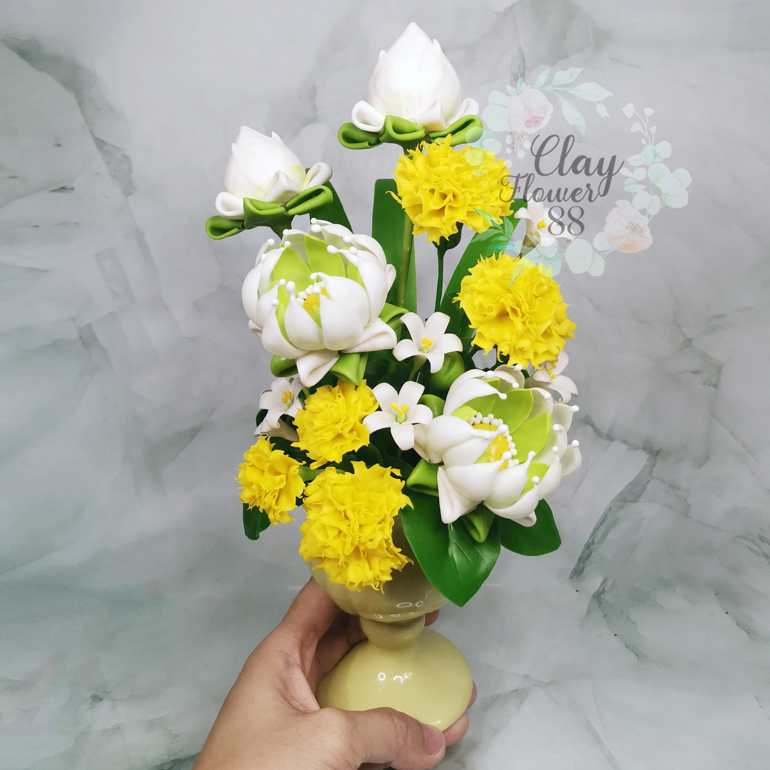 ชุดคู่ดอกบัว สีขาว งานประดิษฐ์ ดินปั้น งานปั้น จาก ดินไทย ดอกไม้ ถวายพระ จัดชุดในแจกันเซรามิกทรงสูง (สูง 11 นิ้ว จำหน่ายเป็นคู่)