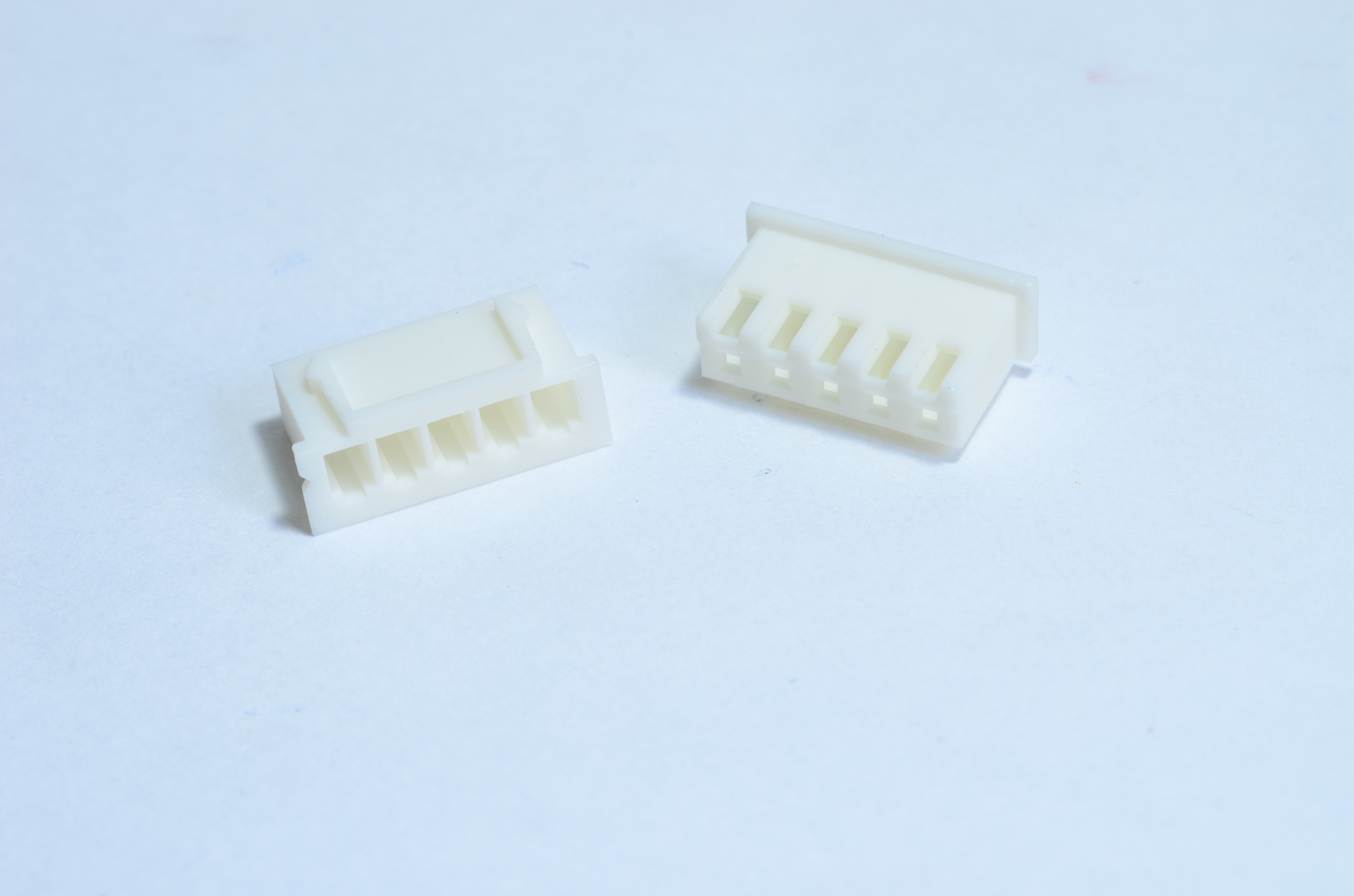 251005 : 5 Pins, Polarized Header Connector