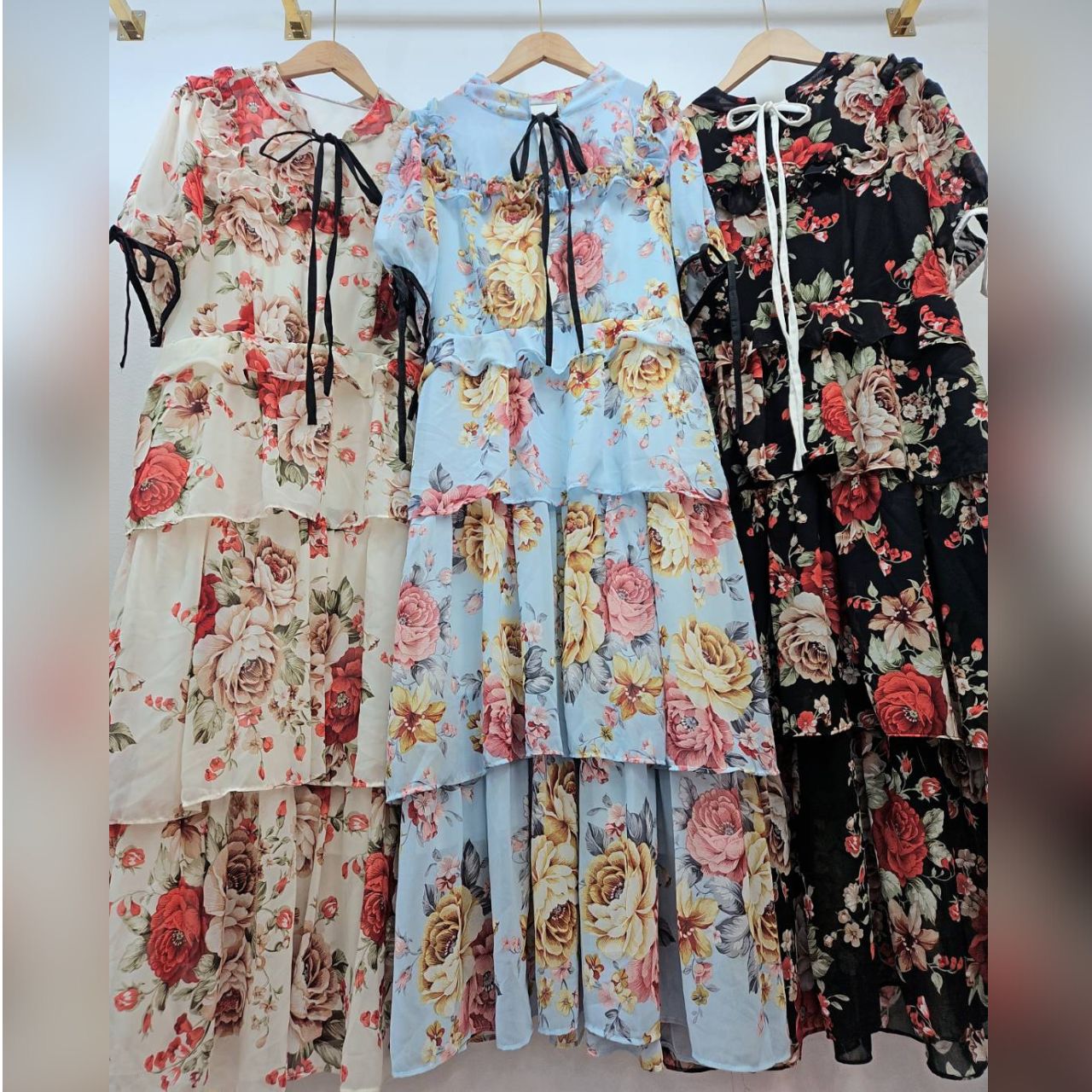 A218 แม็กซี่เดรส สาวอวบ งานกระโปรงซ้อนชั้น ลายดอกกุหลาบ ออฟไวท์ ดำ ฟ้า อกได้ถึง40-50นิ้ว หน้าผ้า52นิ้ว