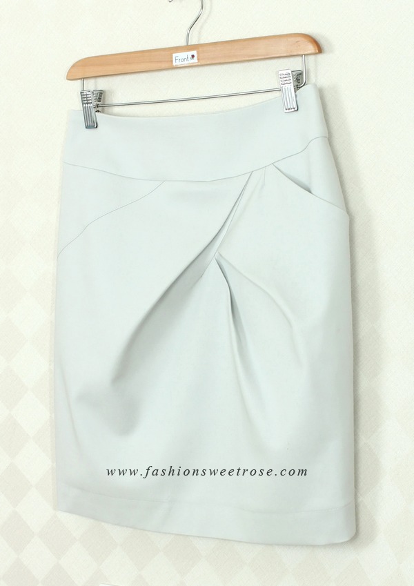 SK-360 กระโปรงแฟชั่น&ทำงาน ทรงสอบ ผ้าสแปนเด็กซ์ญี่ปุ่นสีขาวควันบุหรี่ ด้านหน้ากระโปรงดีไซน์สวยเก๋