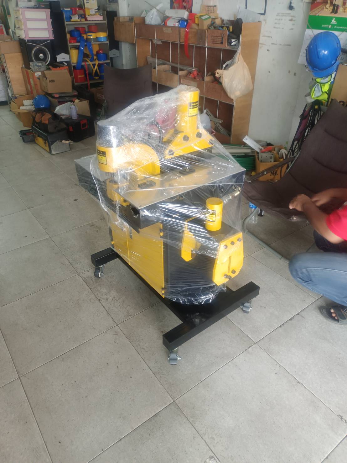 เครื่องตัด ดัด เจาะบัสบาร์ รุ่น HHM-200H ( 3in1)