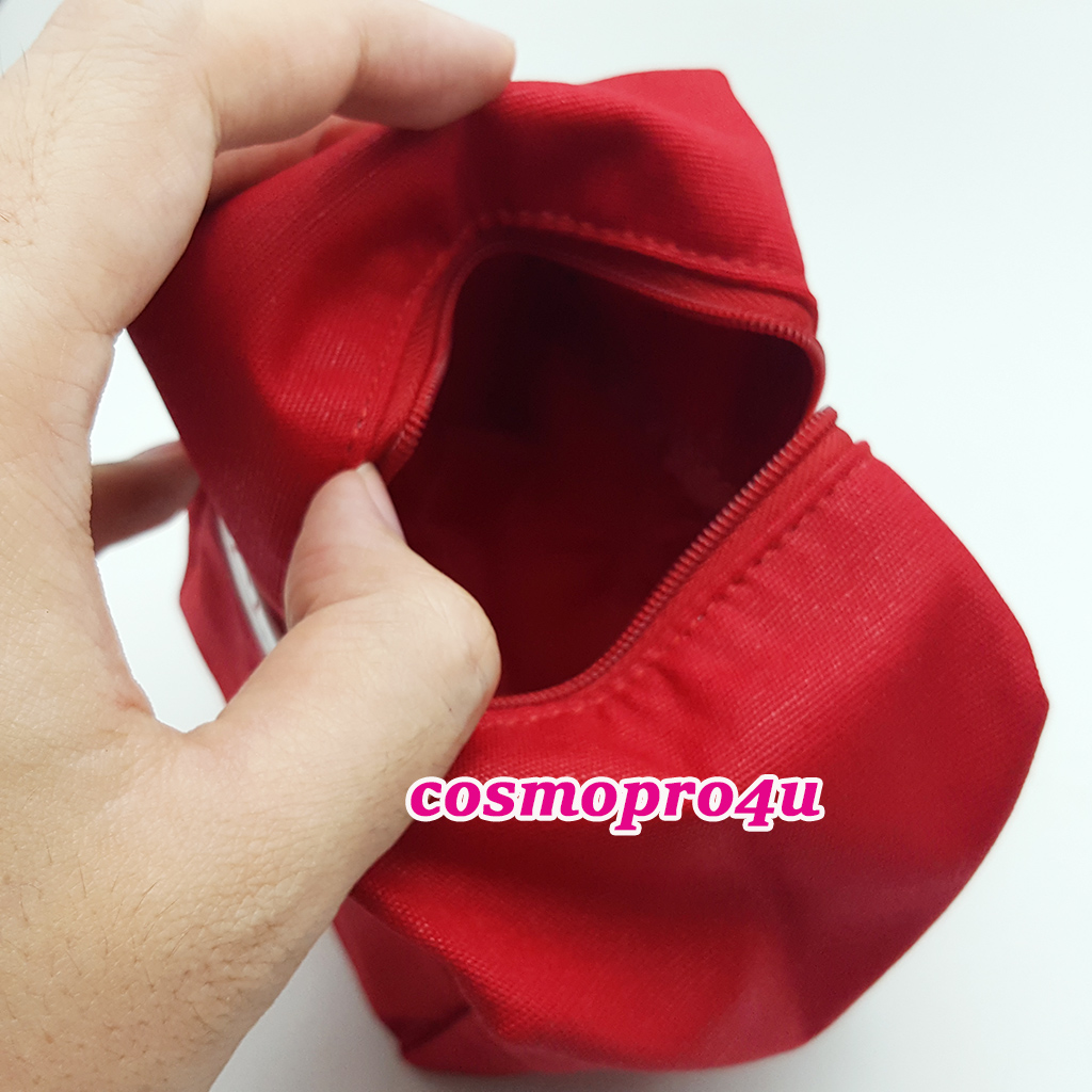 กระเป๋า CLARINS สีแดง ทรงลูกเต๋า มีโลโก้ CLARINS ทั้งสองด้าน เปิดปิดด้วยซิบ ขนาด 3.5x3.5x4 นิ้ว