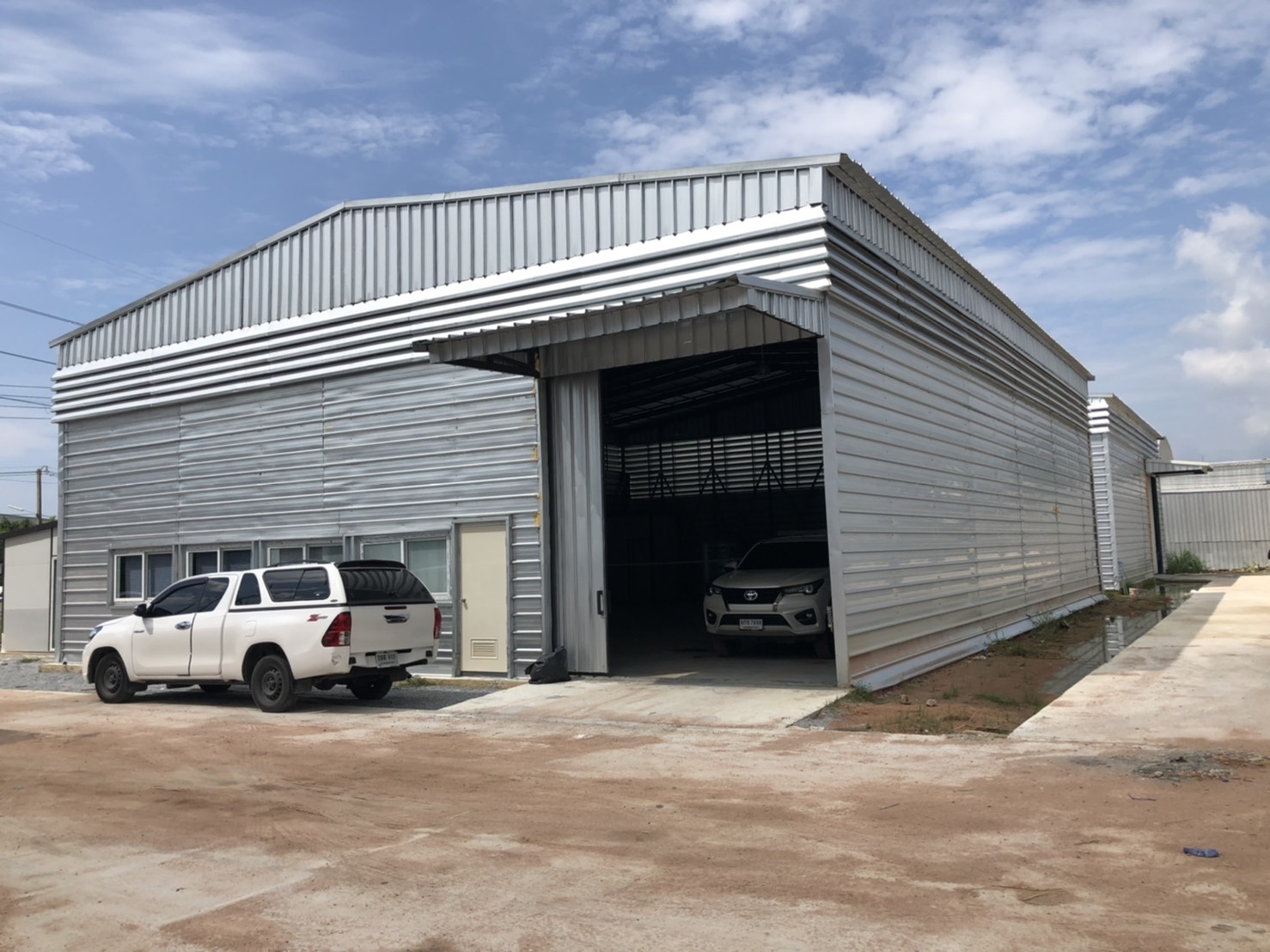 โกดังให้เช่า ติดนิคมปิ่นทอง2และ3ชลบุรี