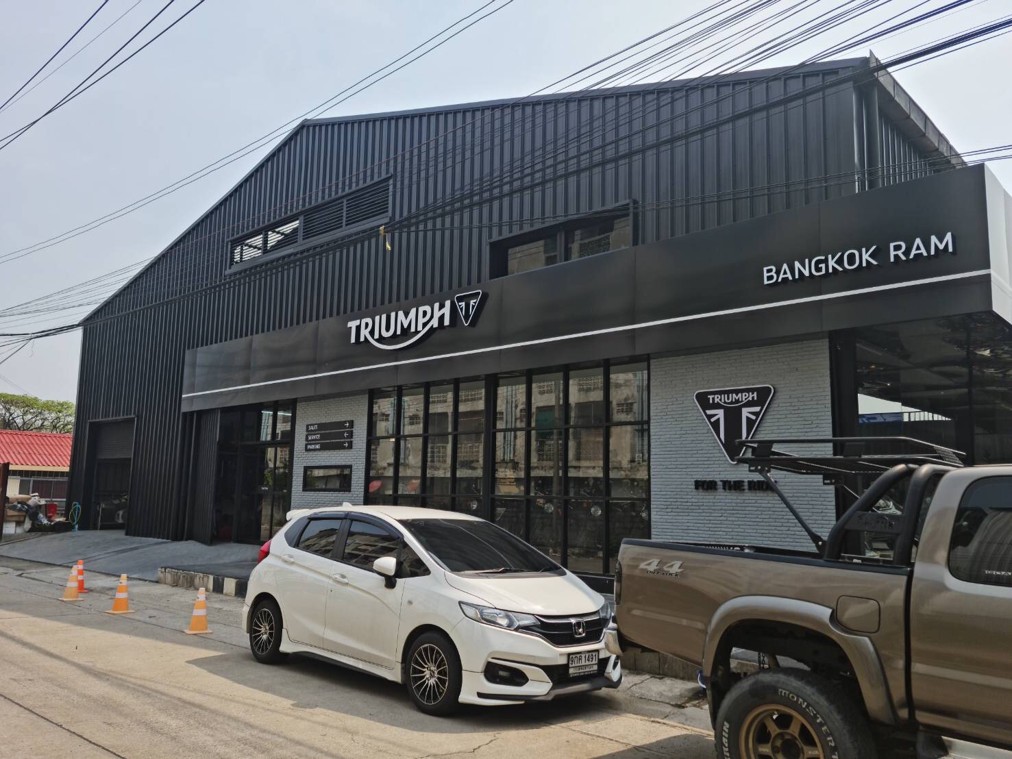 โกดังสำเร็จรูปโชว์รูมมอเตอร์ไซด์ TRIUMPH 20x35x6m