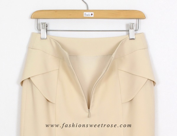 SK-399 กระโปรงทรงสอบ ผ้าโพลีเอสเตอร์สีครีม ด้านข้างกระโปรงออกแบบเป็นผ้าสองชิ้นซ้อนกัน