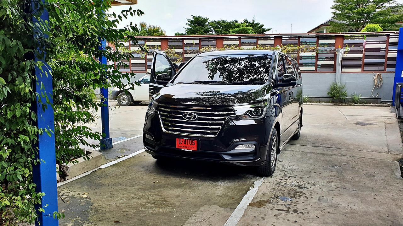 HYUNDAI H-1 ELITE 2018 [ ประตูไฟฟ้า + เบาะ vip + ท้าย 60:40 + คอนโซลทีวี32 นิ้ว ] { น4105 }