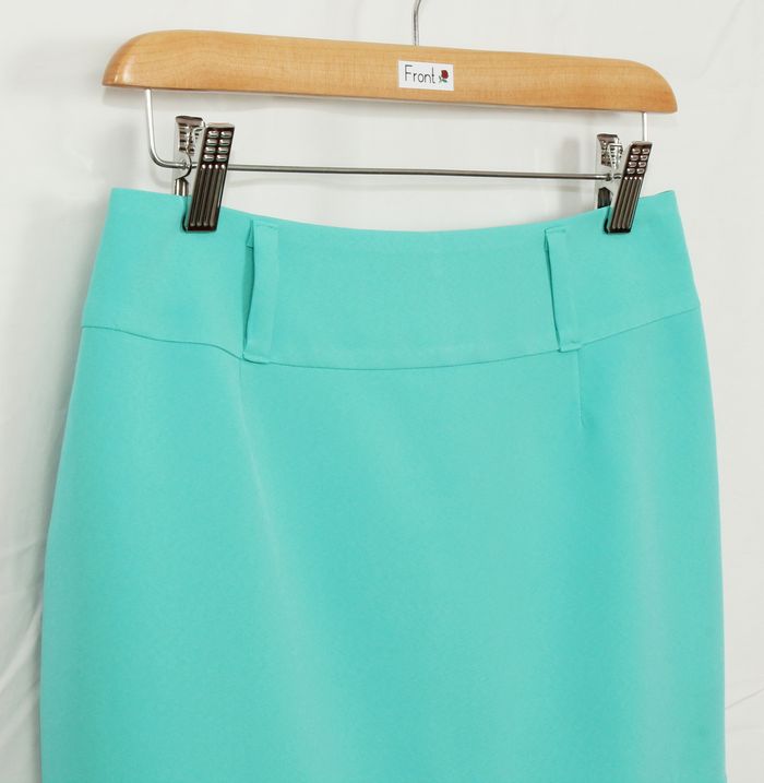 กระโปรงแฟชั่น&ทำงาน กระโปรงทรงสอบ ผ้าไหมอิตาลีสีเขียวพาสเทล ชายกระโปรงตีเกร็ดแต่งด้วกระดุม / SK-226