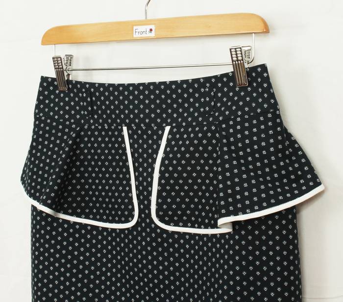 SK-225 กระโปรงแฟชั่น&ทำงาน ทรงสอบแต่งระบาย ผ้าคอตตอนญี่ปุ่นสีน้ำเงินพิมพ์ลายจุดขาว