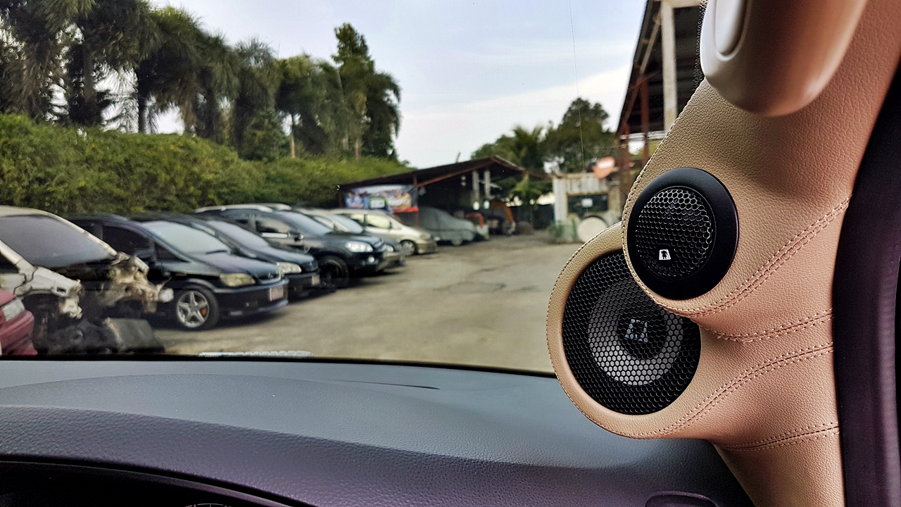 HYUNDAI H-1 STAREX [ เครื่องเสียง + ดิจิตอลทีวี + ช่วงล่าง + ล้อ + ไฟท้าย + สคัฟเพลท + push start + damp ] { 3 กจ 9875 }