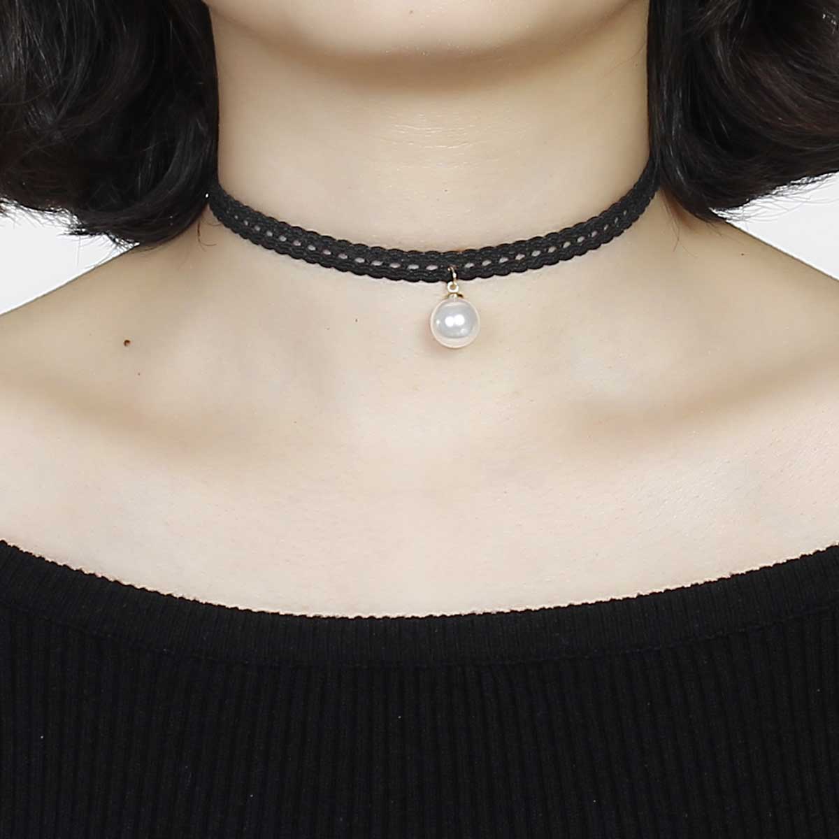 สร้อยคอ choker ผ้า Terylene สีดำ ห้อยลูกปัดมุกสีขาว ยาว 35 ซม. 1 เส้น