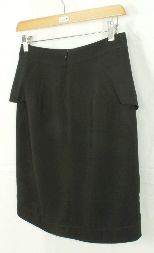 SK-068 กระโปรงทรงสอบ ผ้าไหมอิตาลีสีดำ ด้านหน้ากระโปรงจับจีบระบาย