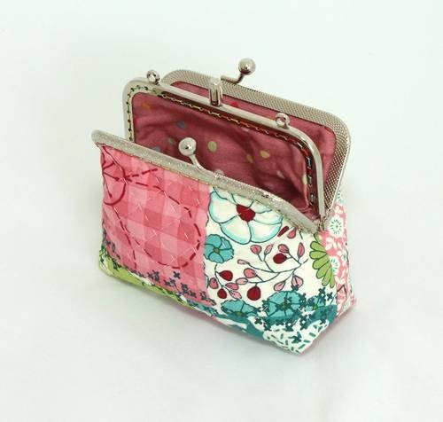 QLT-007 กระเป๋าปิ๊กแป๊กแบบ 2 ช่อง ใส่เหรียญและธนบัตร ผ้าลายดอกไม้กราฟฟิก