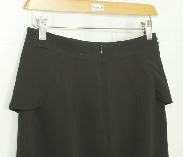 SK-068 กระโปรงทรงสอบ ผ้าไหมอิตาลีสีดำ ด้านหน้ากระโปรงจับจีบระบาย