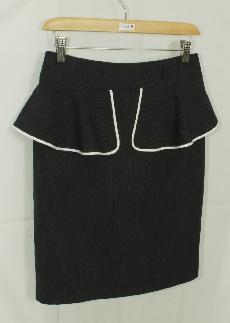 SK-179 กระโปรงแฟชั่น&ทำงาน ทรงสอบแต่งระบาย ผ้า CHANEL สีเทา-ดำ มีลายในตัว