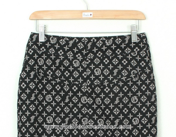 SK-312 กระโปรงแฟชั่น&ทำงาน ทรงสอบ ผ้าญี่ปุ่นพิมพ์ลายกราฟฟิคพื้นดำ ตกแต่งด้วยกระดุม 4 เม็ด