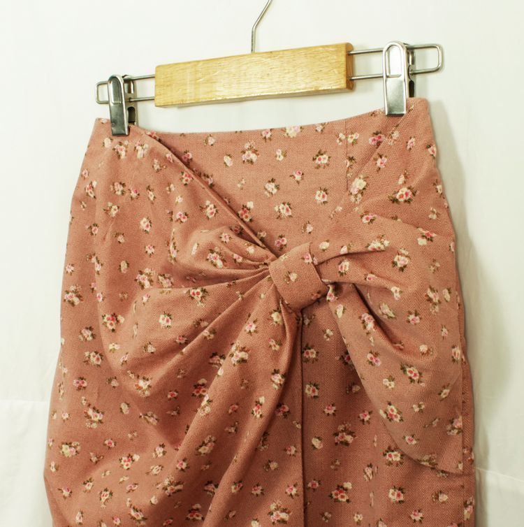 SK-137 กระโปรงโบว์แฟชั่น โทนสีชมพูพาสเทล ลายดอกกุหลาบเล็กๆ มีรูปโบว์ใหญ่ด้านหน้า