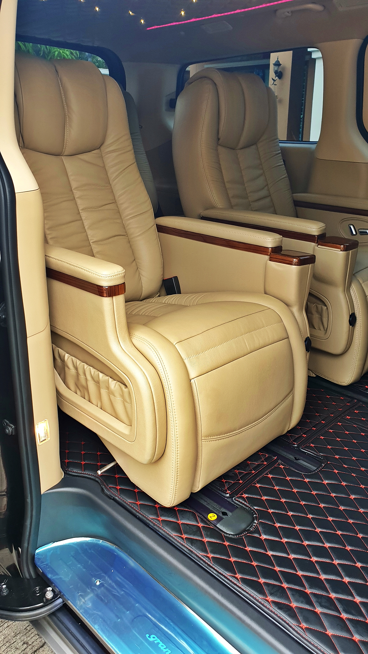 HYUNDAI H-1 ELITE 2018 [ ประตูไฟฟ้า + เบาะ vip + ท้าย 60:40 + คอนโซลทีวี 24 นิ้ว ] { บ1326 }