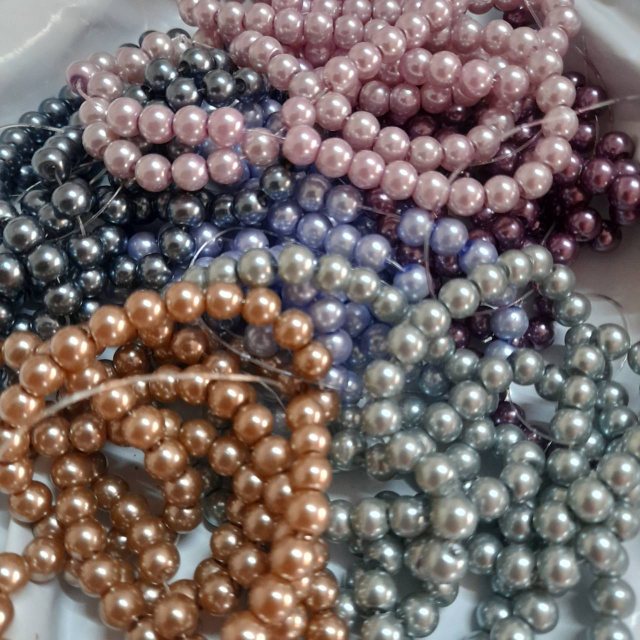 ลูกปัดอะครีลิค เม็ดกลม สีมุก ขนาด 6 มม. 1 เส้นยาวประมาณ 33 นิ้ว (145-150 เม็ด)
