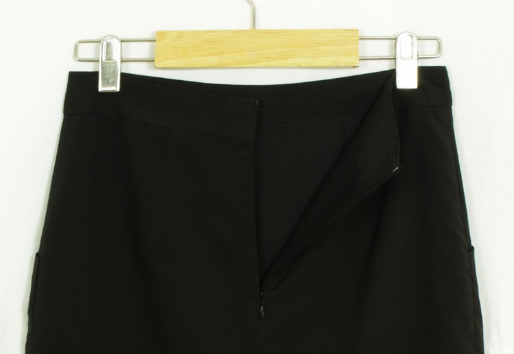 SK-080 กระโปรงทรงเอ ผ้าไหมอิตาลีสีดำ เป็นกระโปรงป้ายมีกระเป๋าล้วง 2 ข้าง
