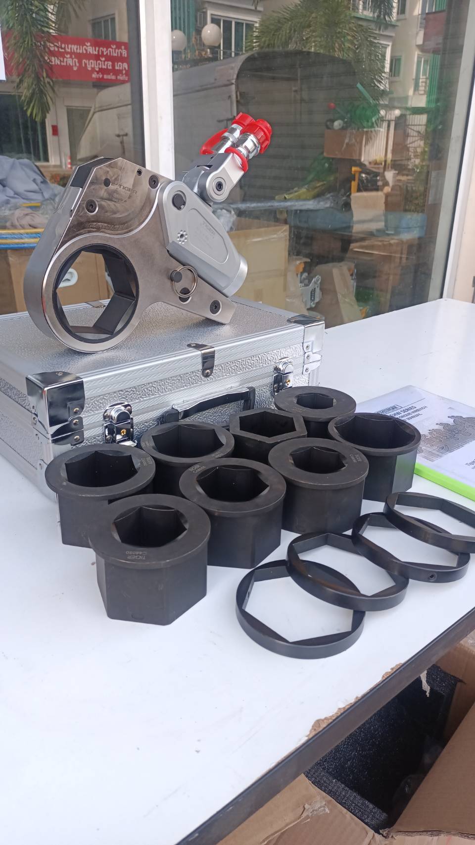 ประแจทอร์ค ไฮดรอลิค (Low Profile Hydraulic Torque)