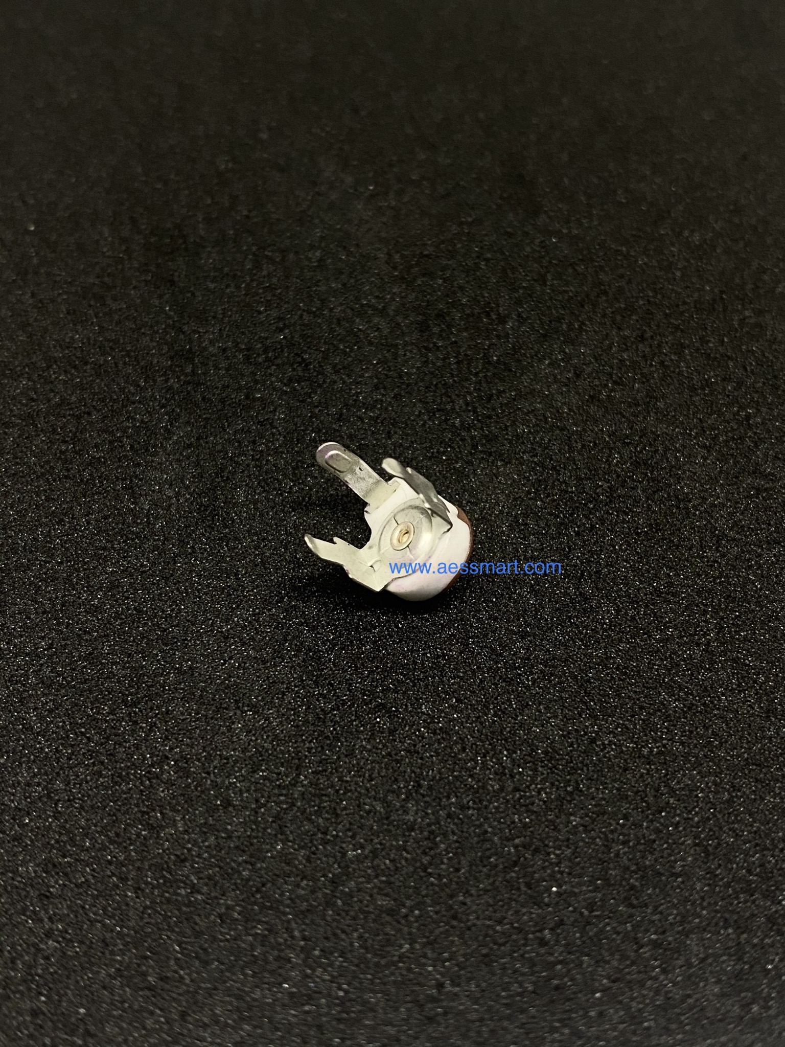 VC06RA100PF : 100pF trimer สีขาว ตัวใหญ่