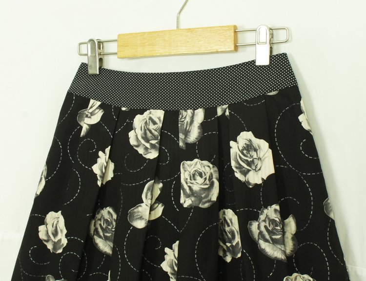 SK-139 กระโปรงแฟชั่น&ทำงาน ทรงบาน ผ้าลายดอกกุหลาบขาวพื้นดำ จีบทวิสรอบเอว