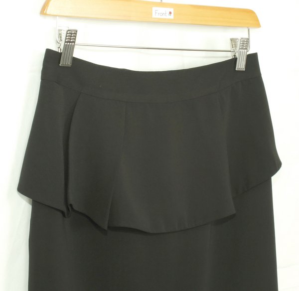 SK-068 กระโปรงทรงสอบ ผ้าไหมอิตาลีสีดำ ด้านหน้ากระโปรงจับจีบระบาย