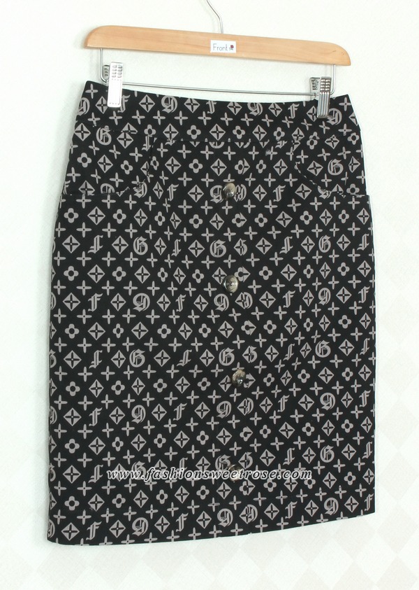 SK-312 กระโปรงแฟชั่น&ทำงาน ทรงสอบ ผ้าญี่ปุ่นพิมพ์ลายกราฟฟิคพื้นดำ ตกแต่งด้วยกระดุม 4 เม็ด