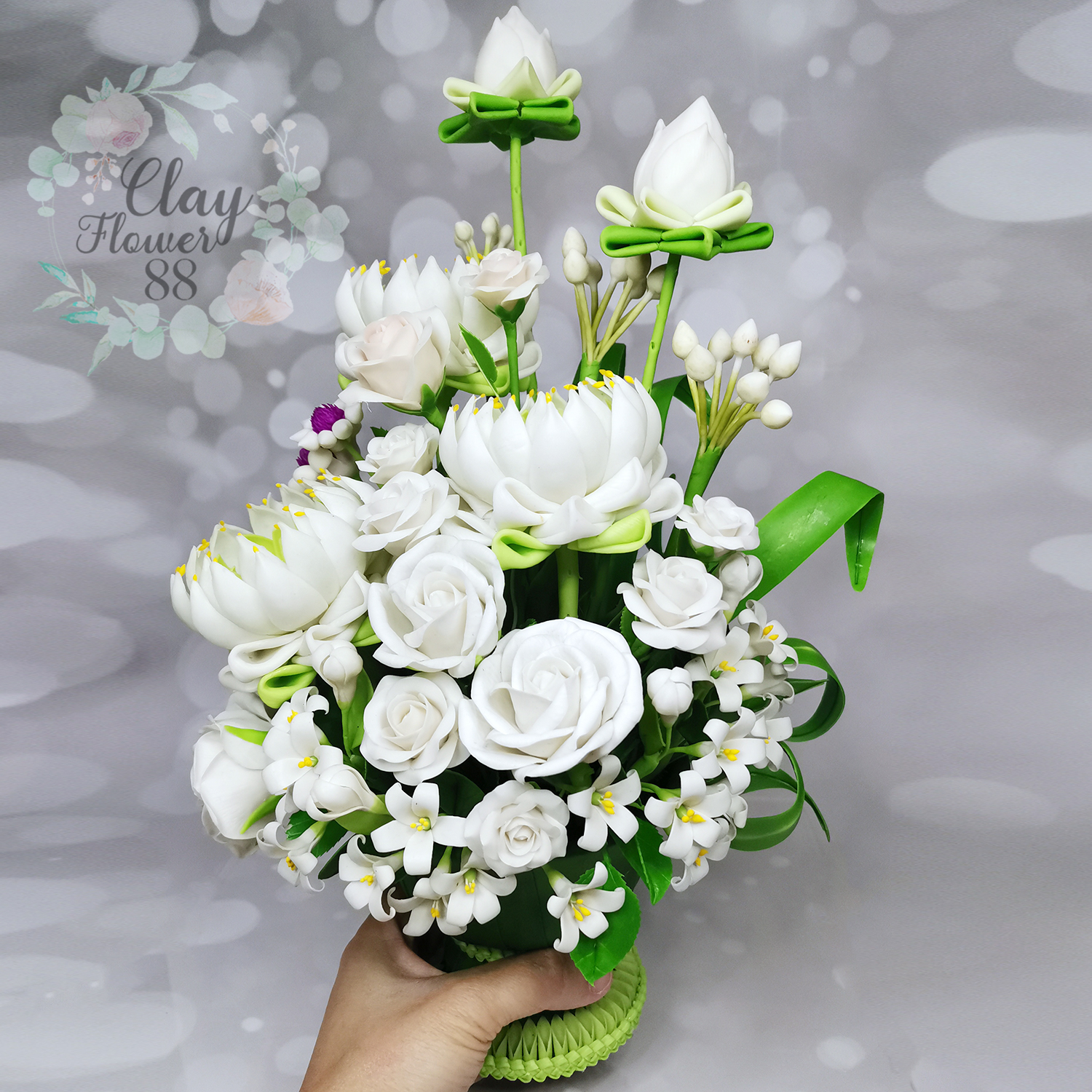 ชุดคู่ดอกบัว สีขาว งานประดิษฐ์ ดินปั้น งานปั้น จาก ดินไทย แซมกุหลาบ และ ดอกไม้มงคล จัดชุดในพานใบตอง (สูง 13 นิ้ว จำหน่ายเป็นคู่)