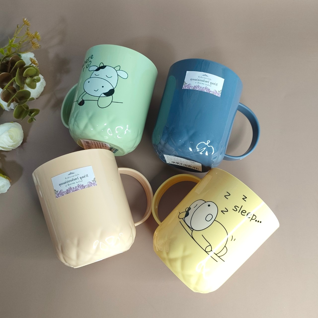 แก้วน้ำพลาสติกมีหูลายการ์ตูน 8x10cm/(ใบ)/คละสี