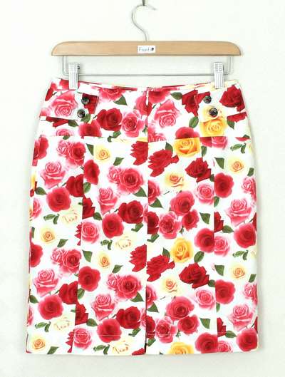 SK-338 กระโปรงแฟชั่น&ทำงาน ทรงสอบ ผ้าคอตต้อนญี่ปุ่นพิมพ์ลายดอกกุหลาบแดง ชมพู เหลือง พื้นขาว พร้อมโบว์คาดเอว