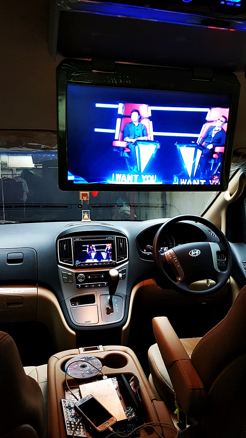 HYUNDAI H-1 ELITE 2016 [ จอแท้ตรงรุ่น + กล้องหลังแท้ + จอเพดาน + ดิจิตอลทีวี ] {ฉ3760}