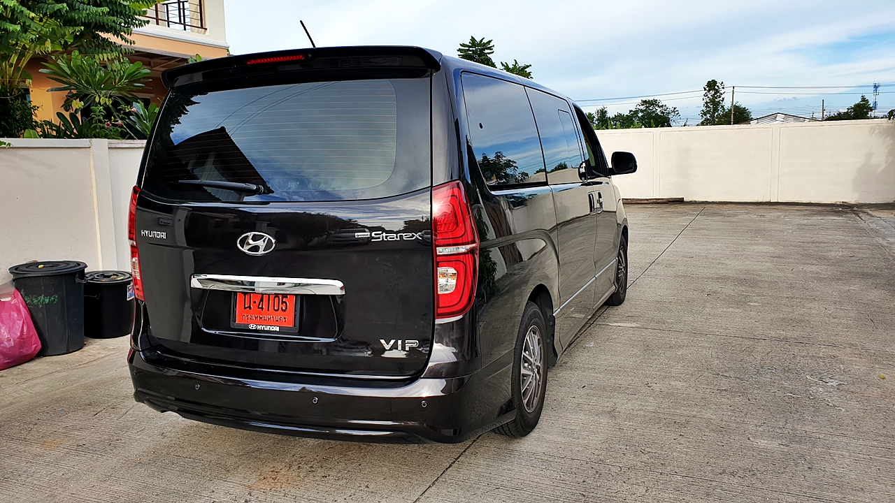 HYUNDAI H-1 ELITE 2018 [ ประตูไฟฟ้า + เบาะ vip + ท้าย 60:40 + คอนโซลทีวี32 นิ้ว ] { น4105 }