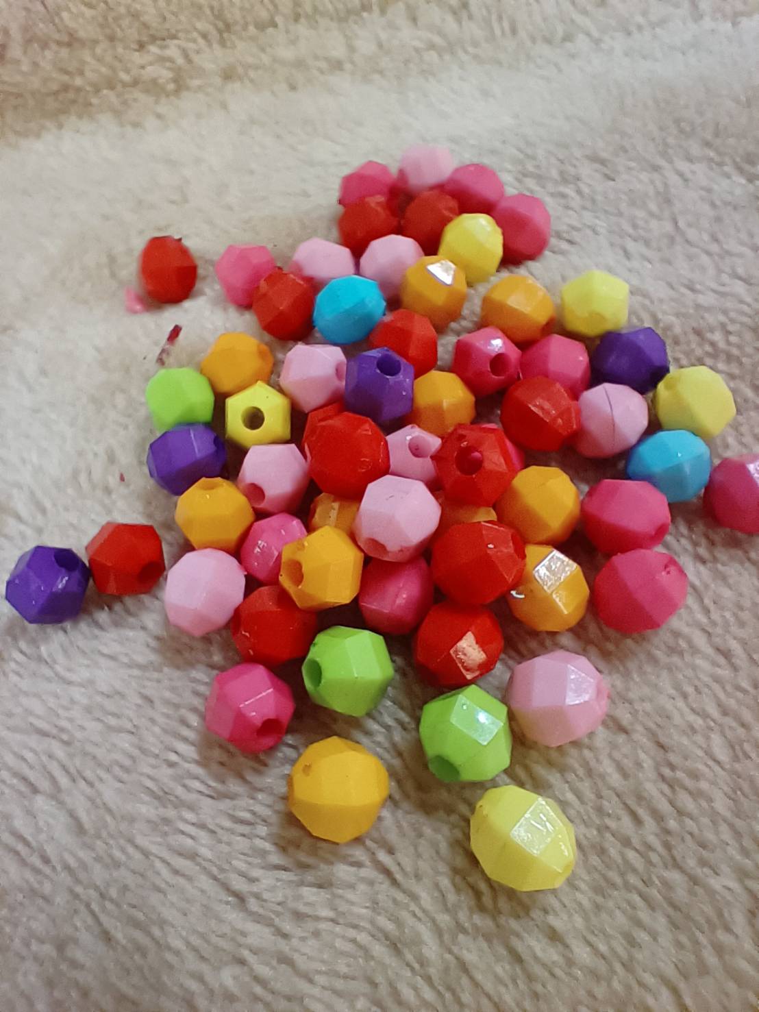 ลูกปัดอะครีลิคเหลี่ยมเจีย ทึบแสง ขนาด 6x5.5 มม. รู 1.5 มม. คละสี 46g ประมาณ 500 เม็ด