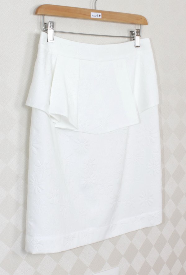 SK-275 กระโปรงแฟชั่น&ทำงาน ทรงสอบ ผ้าไหมอิตาลีสีขาวพิมพ์ลายนูนรูปดอกไม้ ด้านหน้ากระโปรงจับจีบระบาย