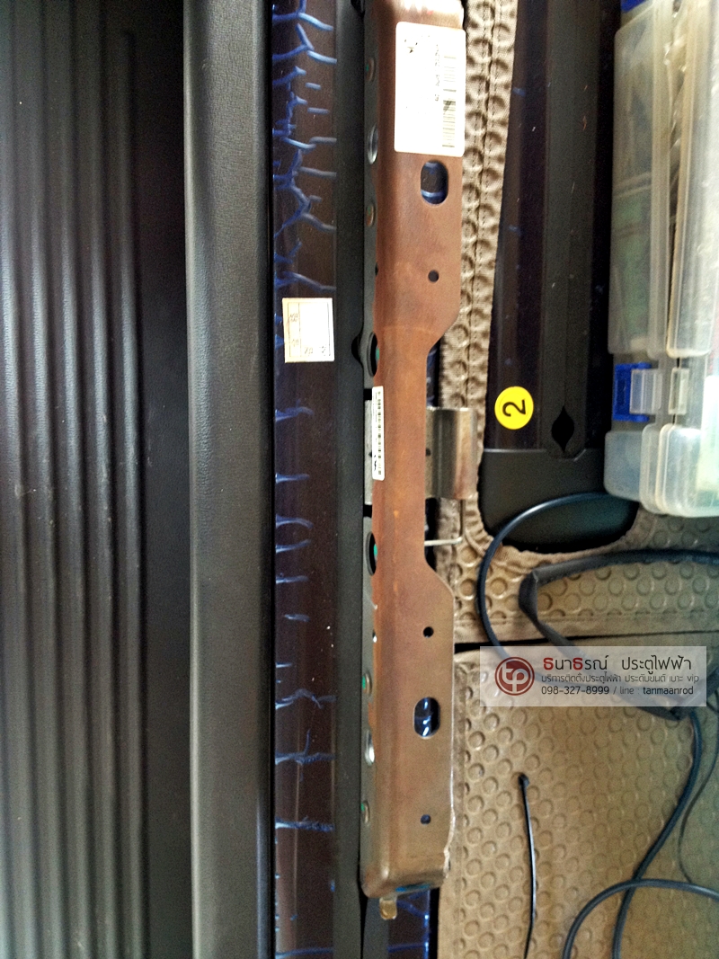 HYUNDAI H-1 TOURING [ประตูไฟฟ้า 2 ข้าง + กระไดไฟฟ้า 2 ข้าง + เครื่องเสียง + หุ้มเบาะหนังสเปคโรงงาน] {ก5223}