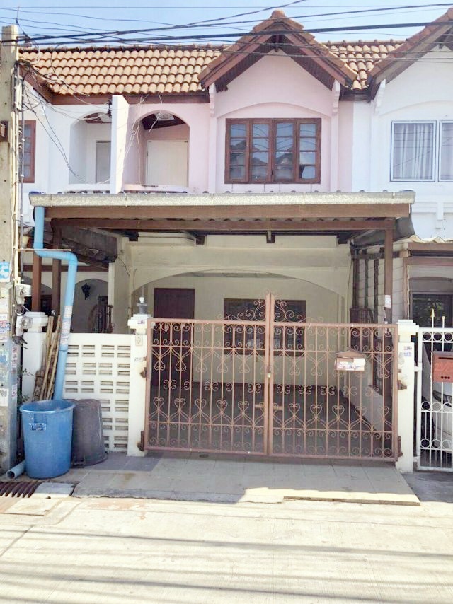 ขายทาวน์เฮ้าส์หมู่บ้านเคซี รามคำแหง142 ใกล้ห้างพาซิโอ้ 18 ตร.ว. เขตสะพานสูง 05271