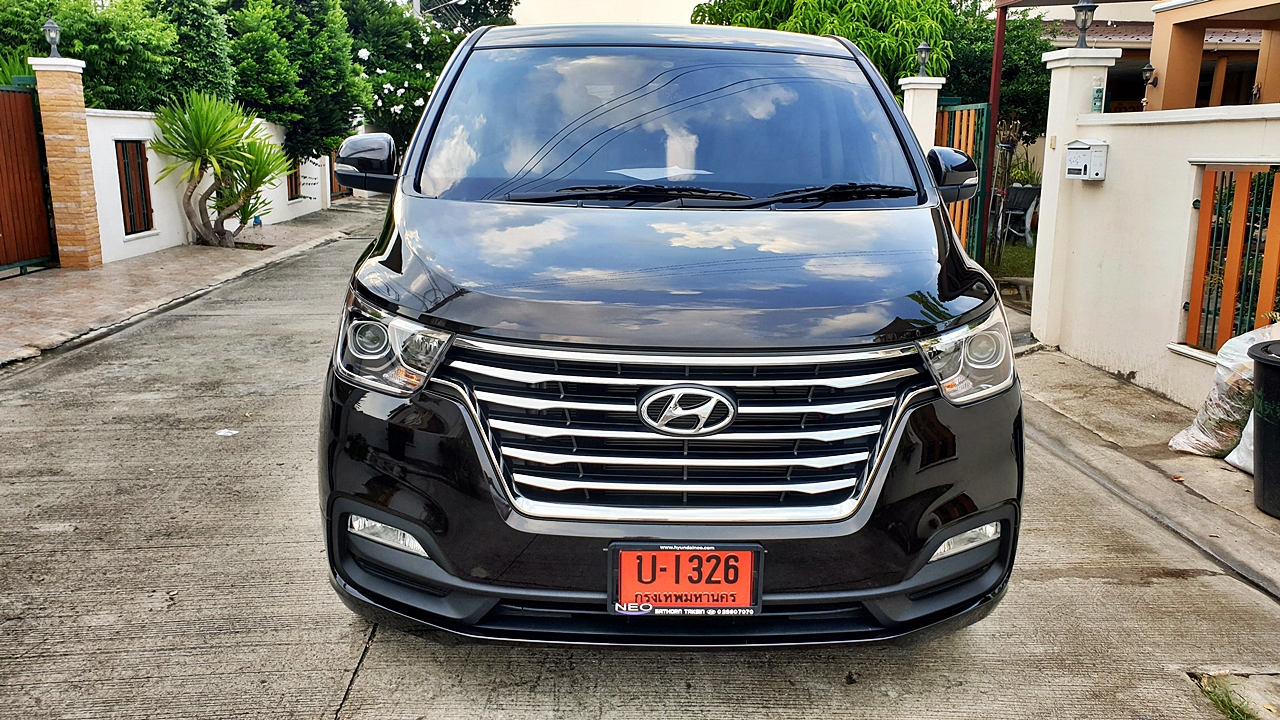 HYUNDAI H-1 ELITE 2018 [ ประตูไฟฟ้า + เบาะ vip + ท้าย 60:40 + คอนโซลทีวี 24 นิ้ว ] { บ1326 }