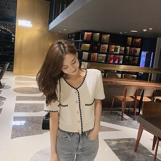 CHICCFASHION ครอปไหมพรม กระดุมทอง