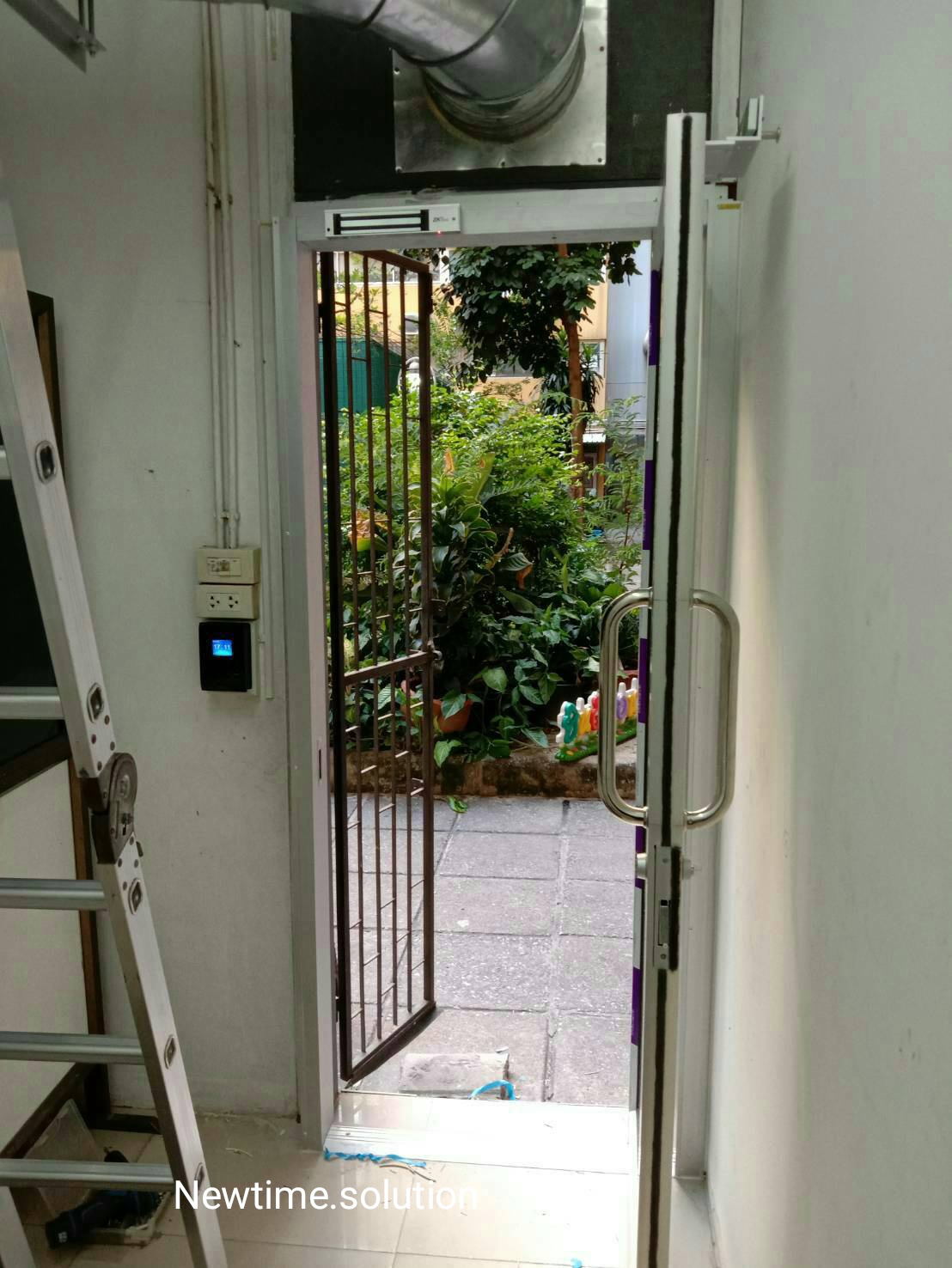 เครื่องทาบบัตรคีย์การ์ด ZKTeco SC105