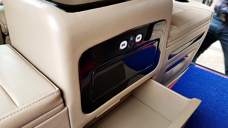 HYUNDAI H-1 DELUXE [ เบาะvipไฟฟ้าทรงโซฟา + คอนโซลเตี้ย + ผ้าม่านรถ ]- {ก-1392}