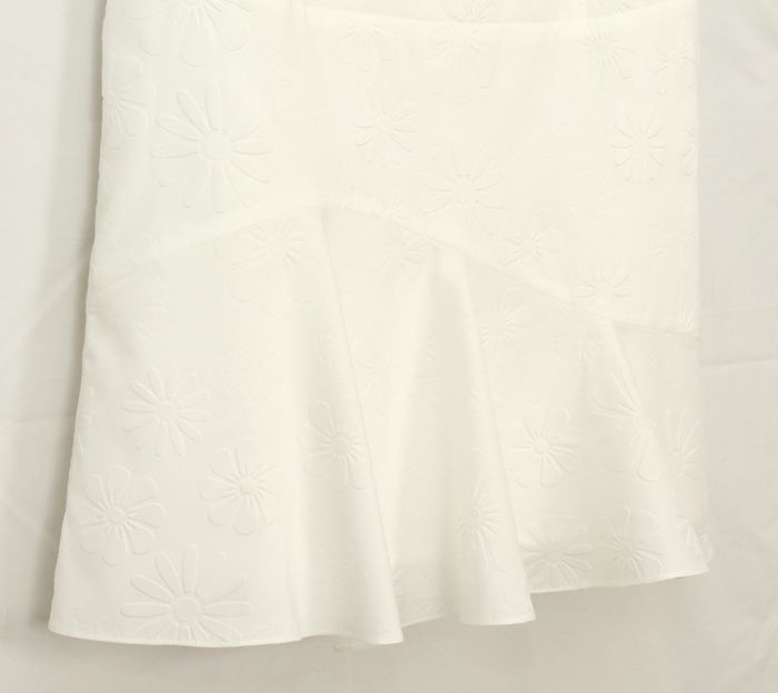 SK-219 กระโปรงแฟชั่น&ทำงาน ทรงย้วย ผ้าไหมอิตาลีพิมพ์นูนลายดอกไม้ สีขาวออฟไวท์