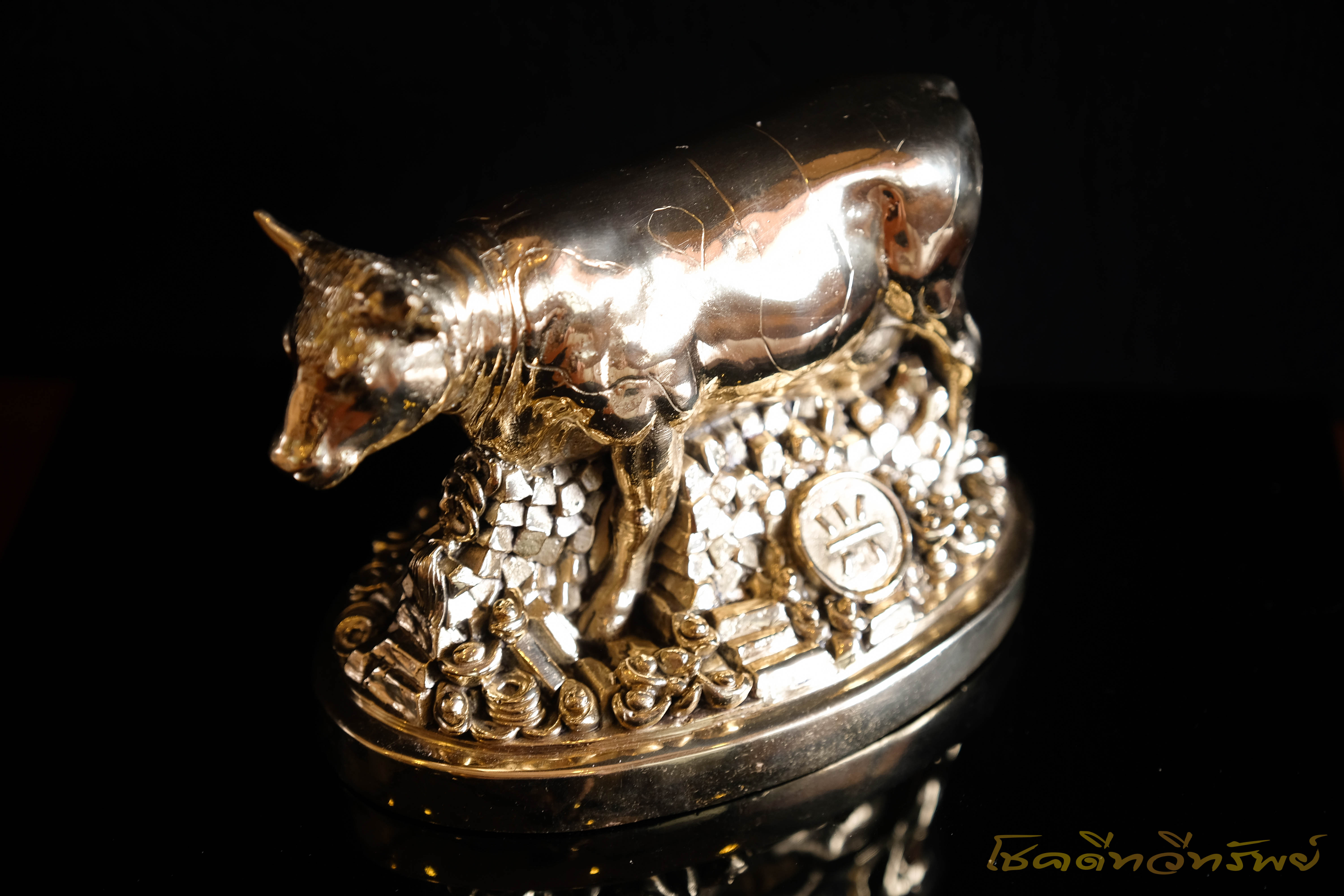 รูปปั้นวัวมงคล