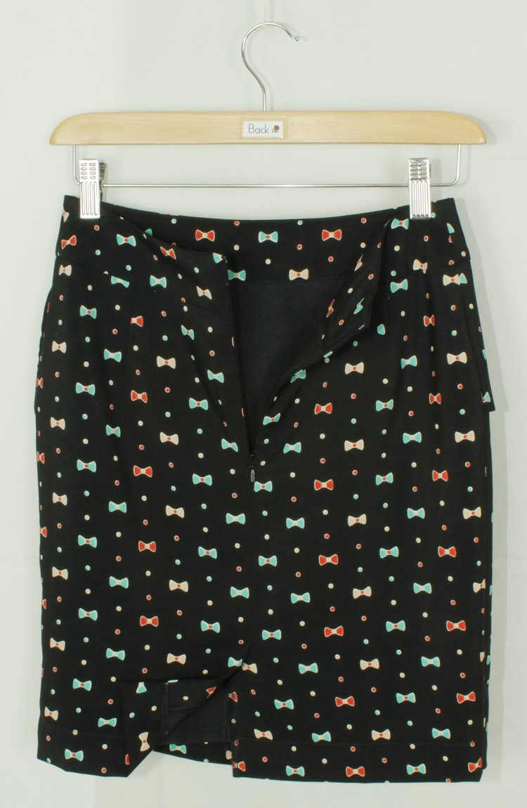 SK-175 กระโปรงแฟชั่น&ทำงาน ทรงสอบ ผ้า HIGH TWICH พิมพ์ลายโบว์พื้นสีดำ