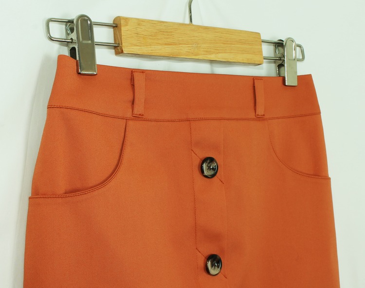 SK-124 กระโปรงแฟชั่น&ทำงาน ทรงสอบ ผ้าญี่ปุ่นสีส้มอิฐ ตกแต่งด้วยกระดุม 4 เม็ด