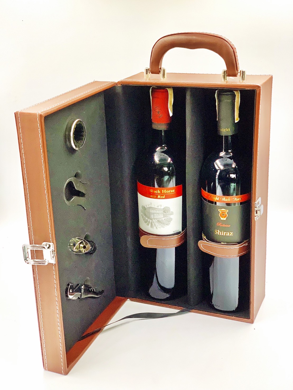 กระเป๋าหนังใส่ไวน์ขนาดบรรจุ 2 ขวด พร้อมอุปกรณ์เปิดไวน์ 4 ชิ้น คอลเลคชั่น 2022 สีน้ำตาล (ไม่รวมไวน์)