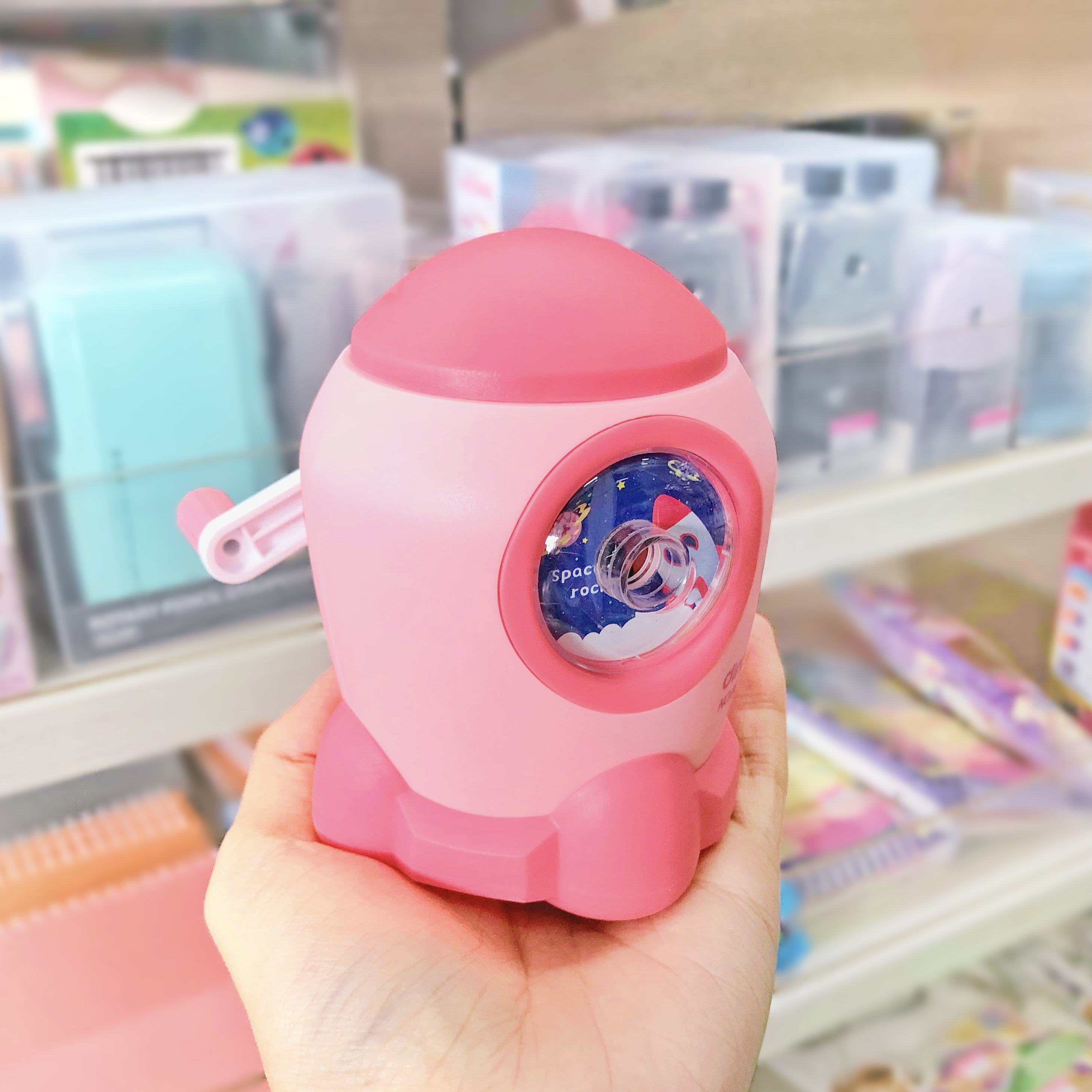 เครื่องเหลาดินสอ กบเหลาดินสอ มือหมุน รูปจรวด No.8677 LUCK BOBO