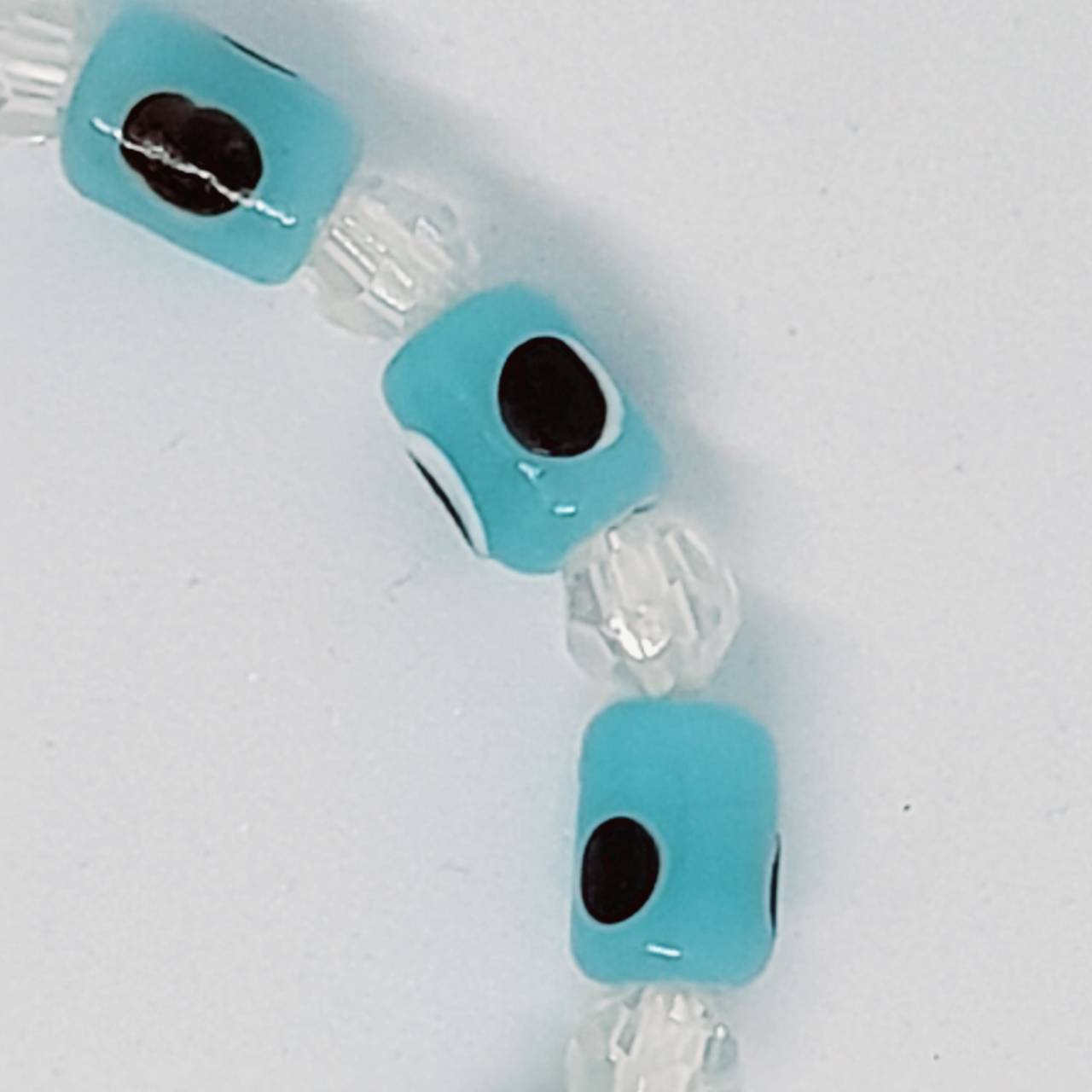 สร้อยข้อมือ ลูกปัดเซรามิคอีวิลอายสีฟ้าอ่อนสลับลูกปัดอะครีลิคเหลี่ยมเจียใส6มิล ยืดได้ จำนวน 1 เส้น